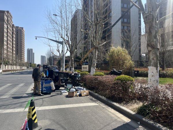 配资平台网址 一头被绿化带截断无路可走：申城马路上的“断头”斑马线怎么划出来的？