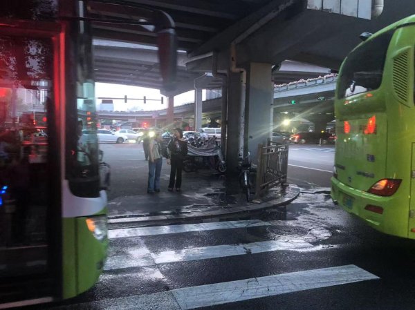 股票正规配资网 明明是大晴天，国贸桥下为何小雨滴答？